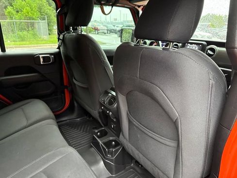 Used 2018 Jeep Wrangler Unlimited Sahara w/ Safety Group AWD/4WD image 13
