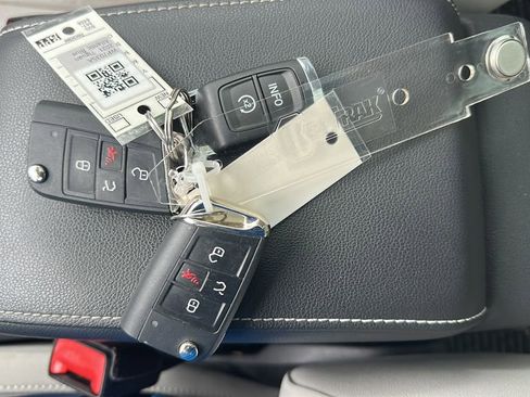 Used 2021 Volkswagen Tiguan SE w/ Panoramic Sunroof Package image 33