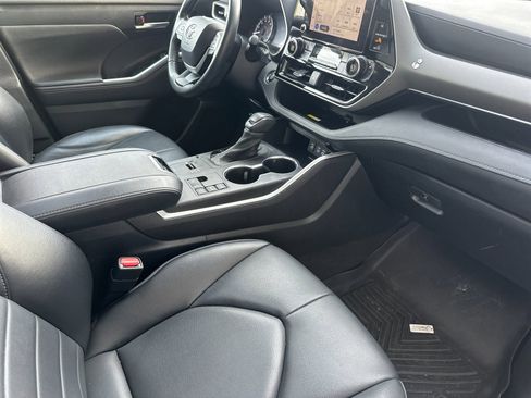 Used 2023 Toyota Highlander XLE image 16