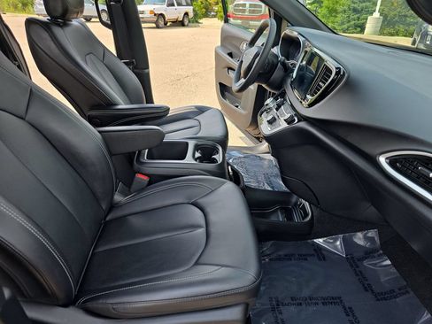 Used 2025 Chrysler Pacifica Select FWD image 10