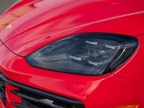 Certified 2025 Porsche Cayenne E-Hybrid AWD/4WD image 30