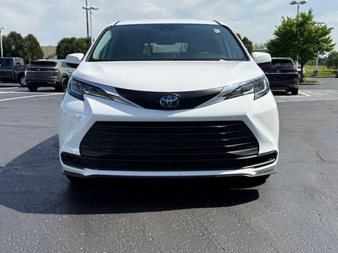 Certified 2022 Toyota Sienna LE FWD image 2
