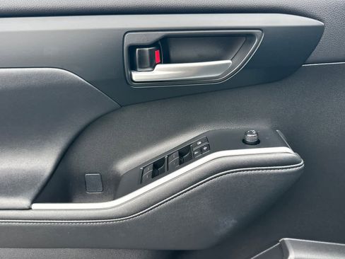 Used 2024 Toyota Highlander XLE image 12