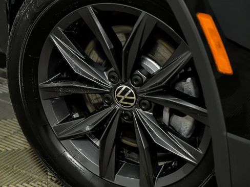 Certified 2022 Volkswagen Tiguan SE image 3