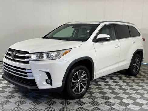 Used 2017 Toyota Highlander XLE FWD image 2