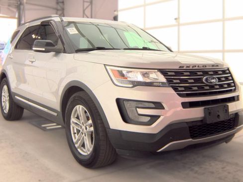 Used 2017 Ford Explorer XLT w/ Equipment Group 201A AWD/4WD image 3
