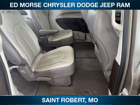 Used 2017 Chrysler Pacifica Touring-L FWD image 27
