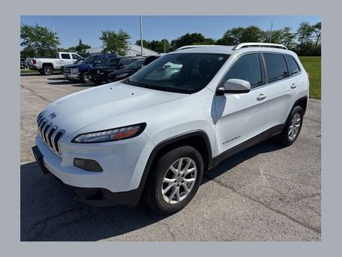 Used 2017 Jeep Cherokee Latitude w/ Cold Weather Group AWD/4WD image 1