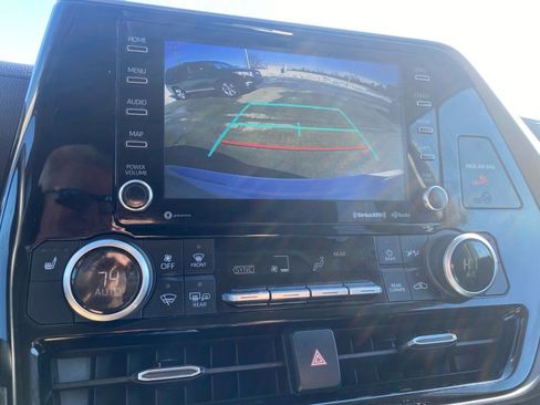 Used 2021 Toyota Highlander XLE image 22