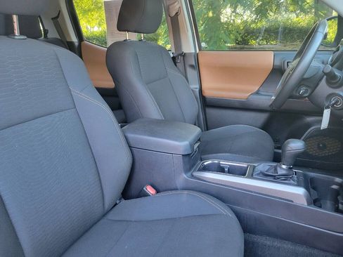 Used 2017 Toyota Tacoma SR5 w/ Tow Package RWD image 10
