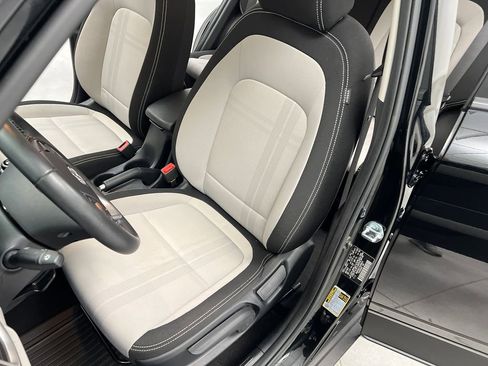 Used 2025 Hyundai Venue SEL FWD image 9