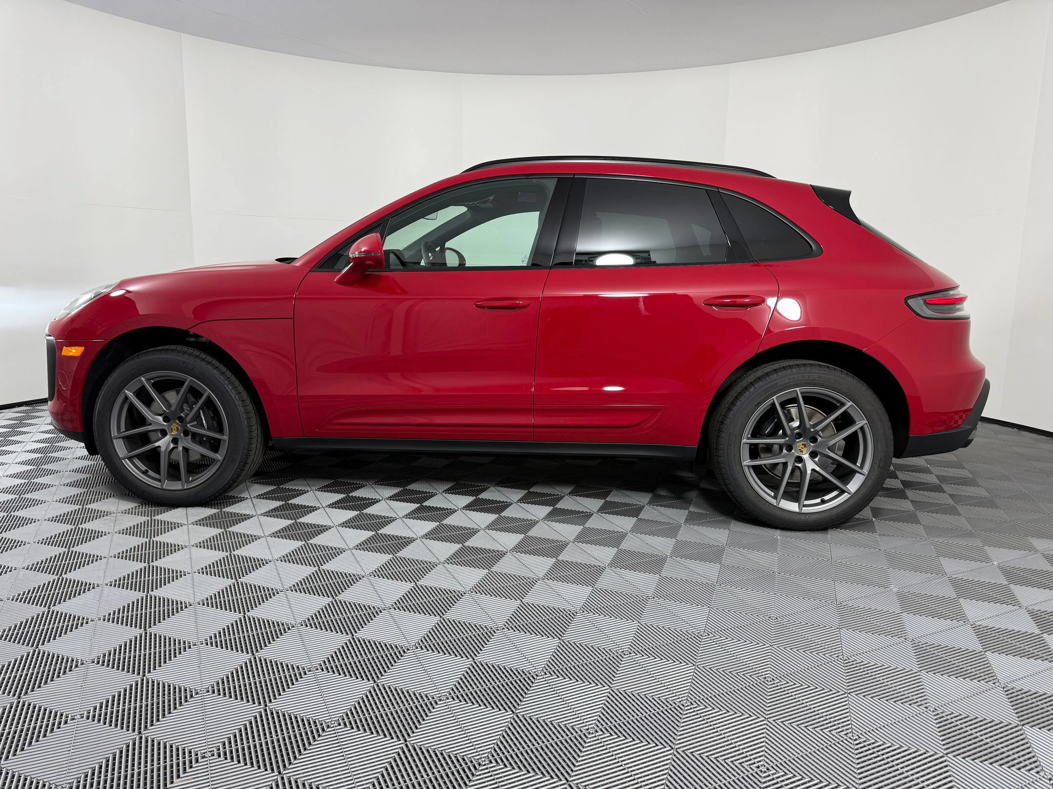 Certified 2026 Porsche Macan AWD/4WD image 2