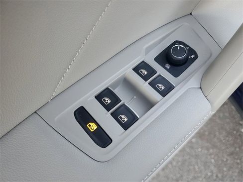 Certified 2023 Volkswagen Tiguan SE image 14