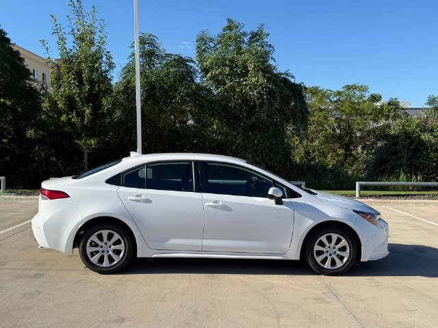 Used 2026 Toyota Corolla LE FWD image 5