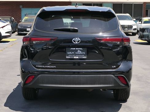 Used 2024 Toyota Highlander LE FWD image 4