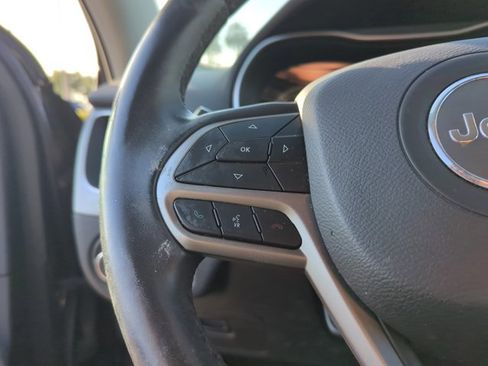 Used 2019 Jeep Cherokee Latitude Plus FWD image 13