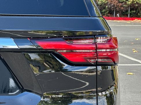 Used 2023 Chevrolet Traverse LT image 51