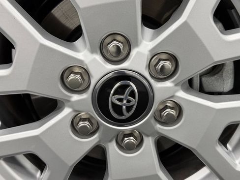 Certified 2025 Toyota Tacoma SR5 AWD/4WD image 17