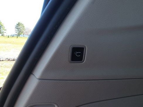 Used 2023 Chrysler Pacifica Touring-L FWD image 15