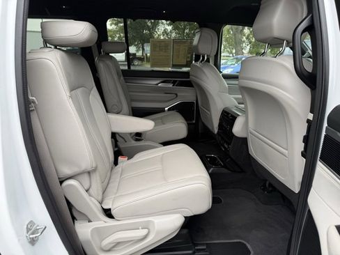 Used 2025 Jeep Wagoneer L Series III image 12