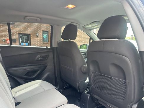 Used 2020 Chevrolet Trax LT FWD image 17