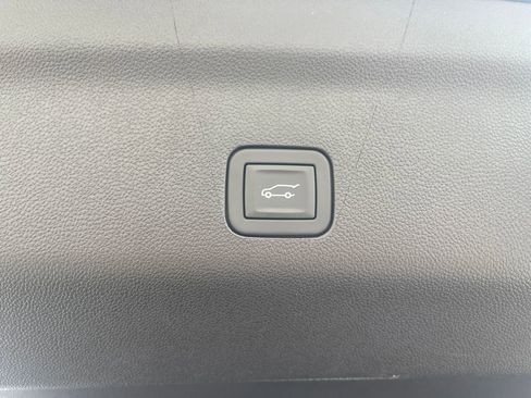 Used 2025 GMC Yukon XL Denali AWD/4WD image 8