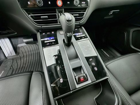 Certified 2026 Porsche Macan AWD/4WD image 19