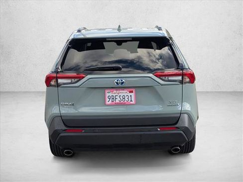 Used 2022 Toyota RAV4 XLE Premium image 7