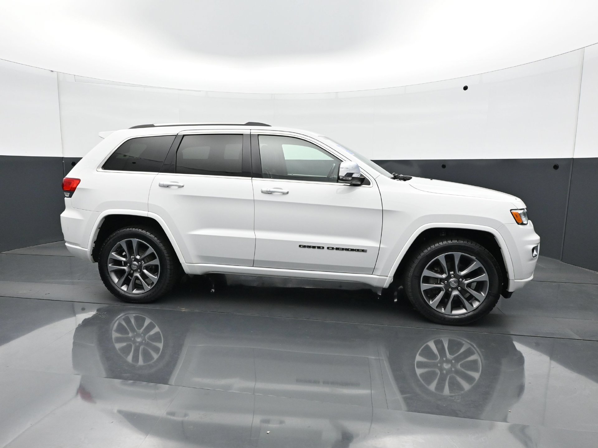 Used 2017 Jeep Grand Cherokee Overland AWD/4WD image 8