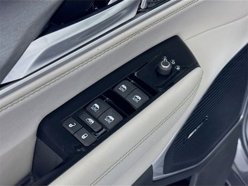 Used 2025 Jeep Wagoneer 4WD w/ Premium Group I image 17