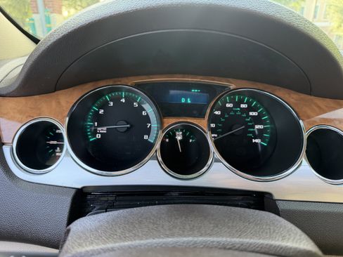 Used 2008 Buick Enclave CXL w/ Entertainment Package #2 FWD image 36