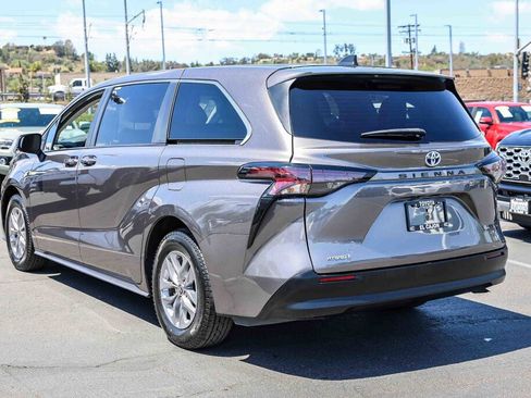Certified 2024 Toyota Sienna LE FWD image 22