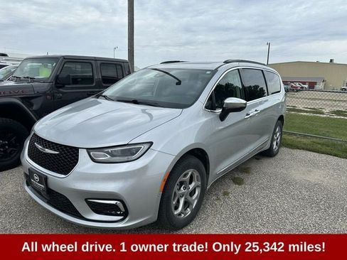 Used 2023 Chrysler Pacifica Limited AWD/4WD image 3