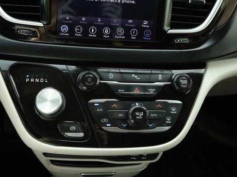 Used 2018 Chrysler Pacifica Touring-L FWD image 26