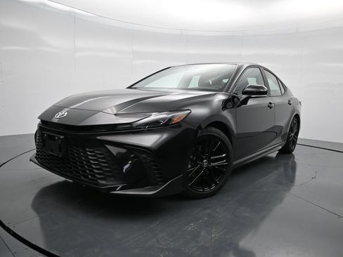 Used 2025 Toyota Camry SE FWD image 1