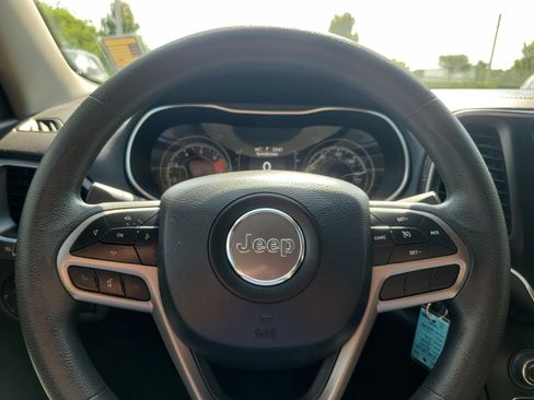 Used 2021 Jeep Cherokee Latitude w/ Mopar Interior Package FWD image 16