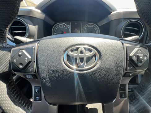 Used 2018 Toyota Tacoma SR5 AWD/4WD image 15