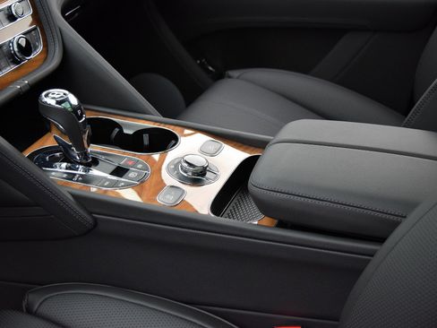 Certified 2021 Bentley Bentayga Plug-In Hybrid AWD/4WD image 17