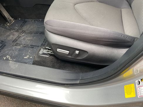 Used 2025 Toyota Highlander LE image 22