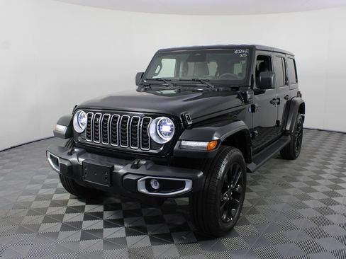 Used 2025 Jeep Wrangler Unlimited Sahara AWD/4WD image 20