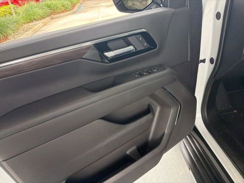 Used 2026 Chevrolet Suburban LS RWD image 7