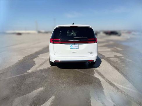 New 2026 Chrysler Pacifica Limited image 10