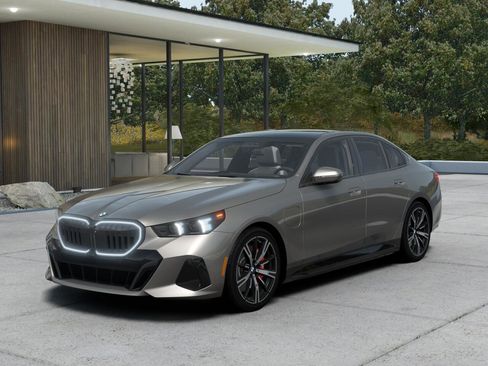 New 2026 BMW 550e xDrive image 1