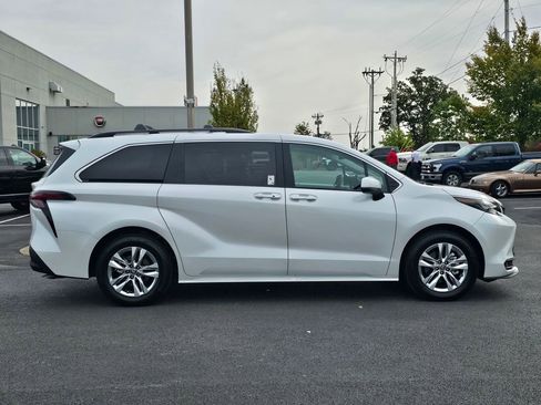 Used 2025 Toyota Sienna XLE image 5