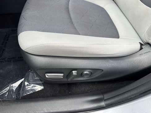 Used 2021 Toyota RAV4 XLE FWD image 41