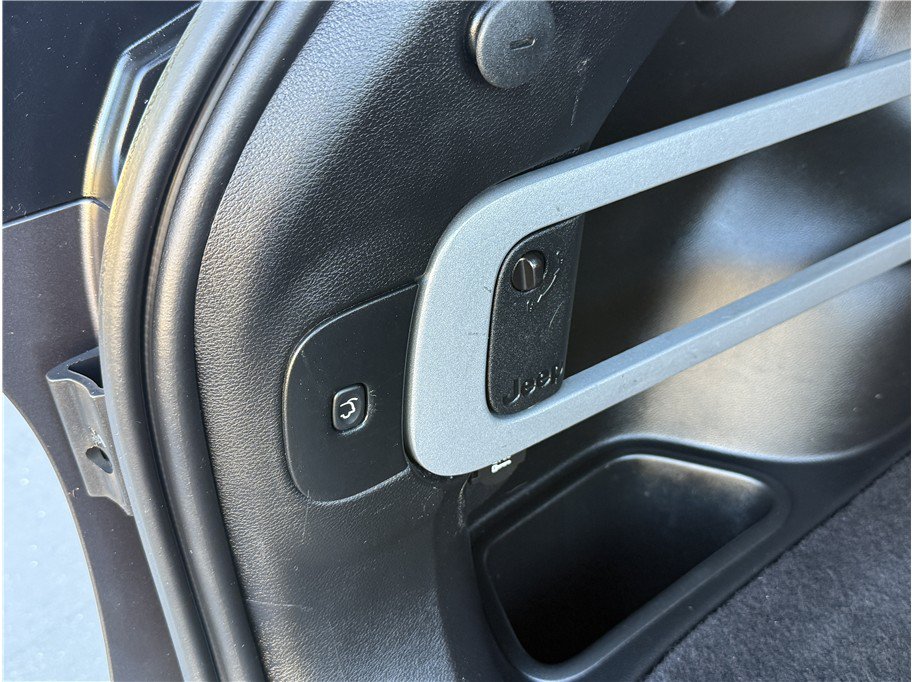 Used 2015 Jeep Cherokee Limited w/ Luxury Group FWD image 17