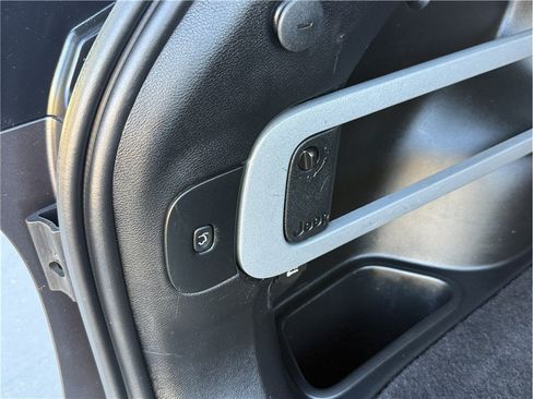 Used 2015 Jeep Cherokee Limited w/ Luxury Group FWD image 17