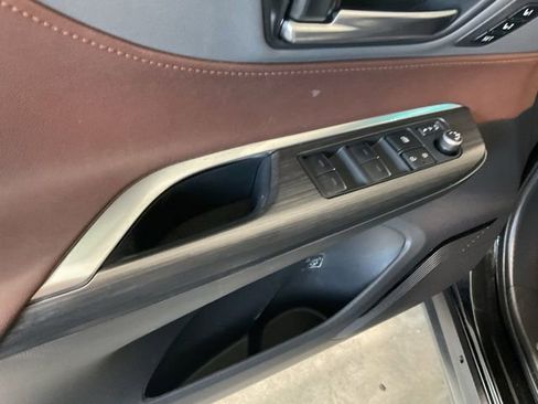 Used 2023 Toyota Venza Limited image 17