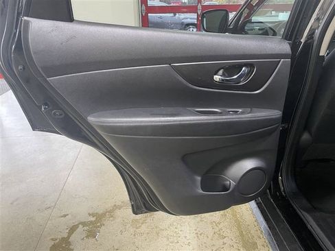 Used 2019 Nissan Rogue SV image 22