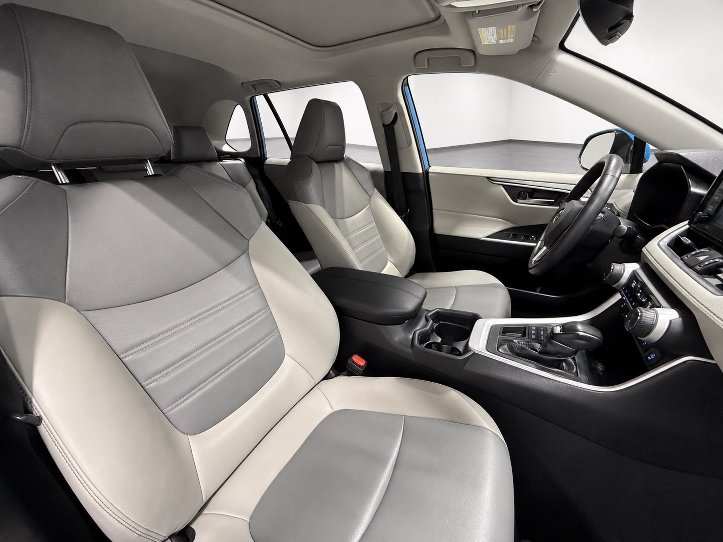 Used 2020 Toyota RAV4 XLE Premium AWD/4WD image 29